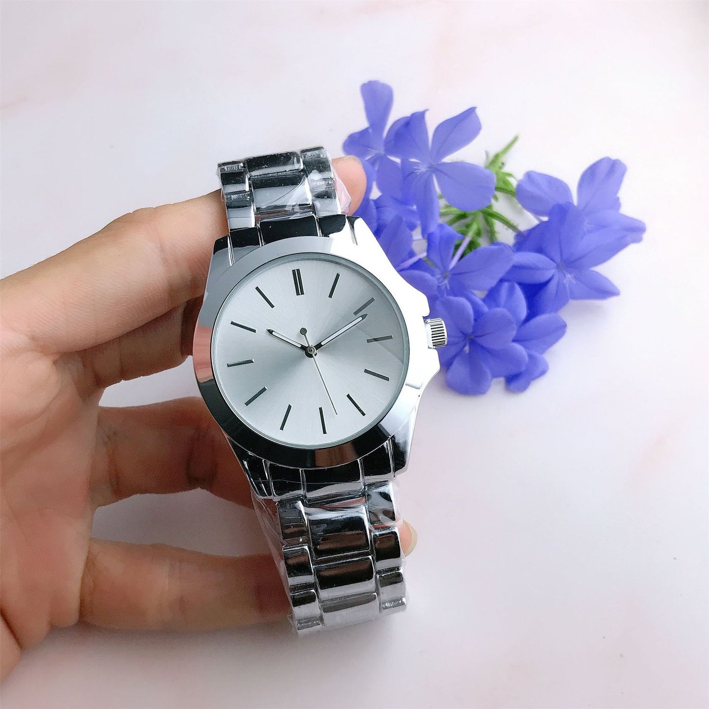Elegant Minimalist Quartz Wrist Watch
