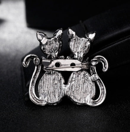Dazzling Shell Cat Brooch