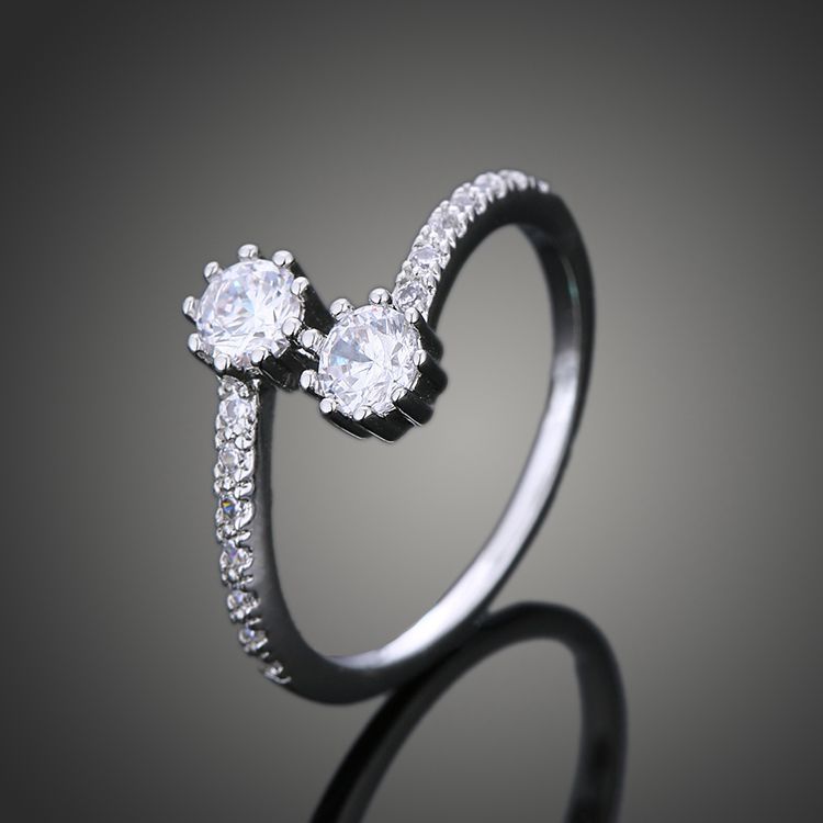 Luxurious European and American Zircon Ring