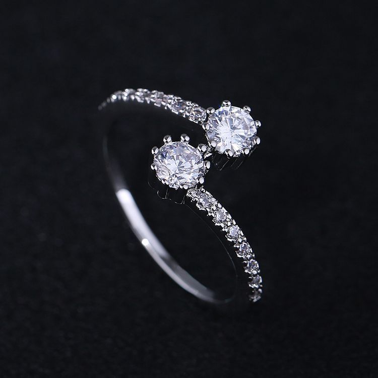 Luxurious European and American Zircon Ring