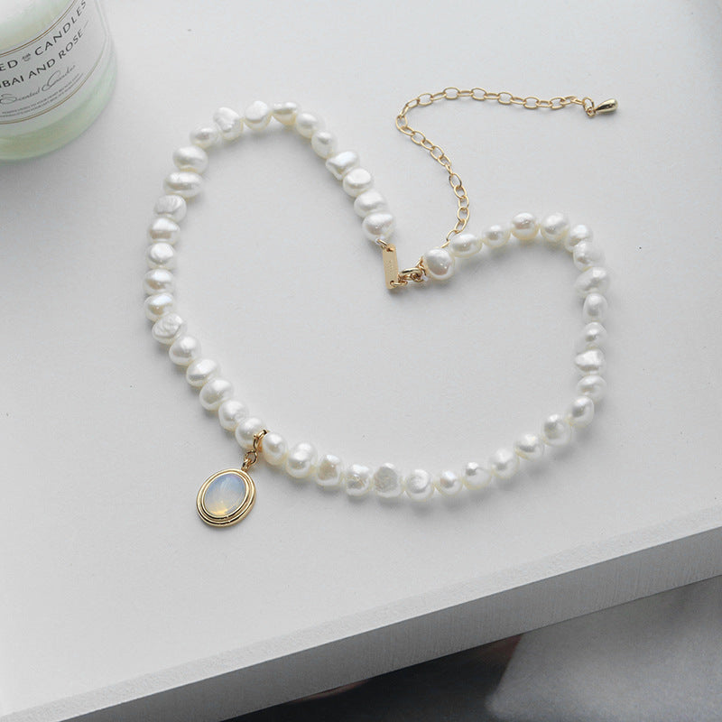 Elegant Round Medal & Irregular Pearl Necklace