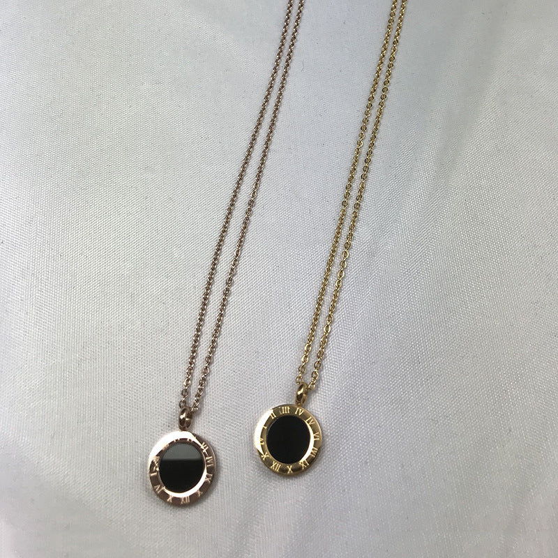 Striking Roman Pattern Black Shell Pendant