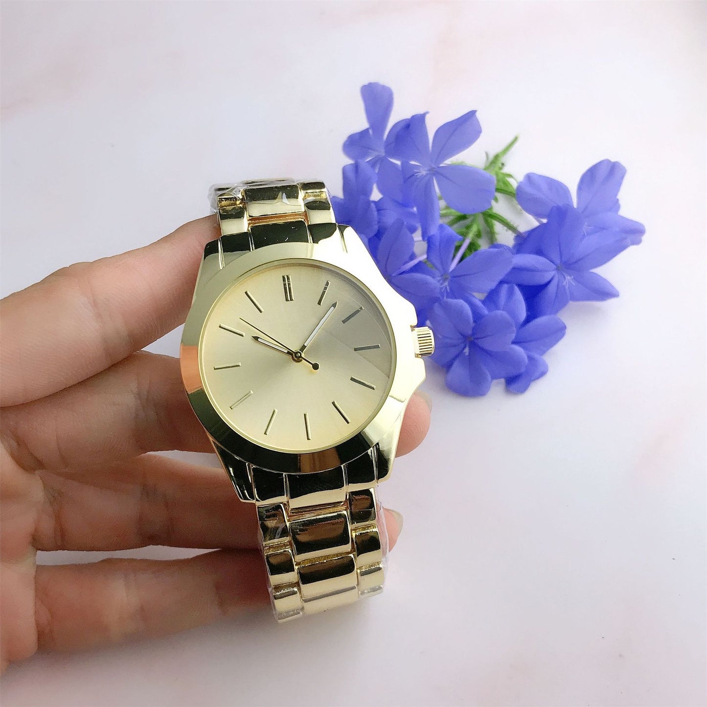 Elegant Minimalist Quartz Wrist Watch