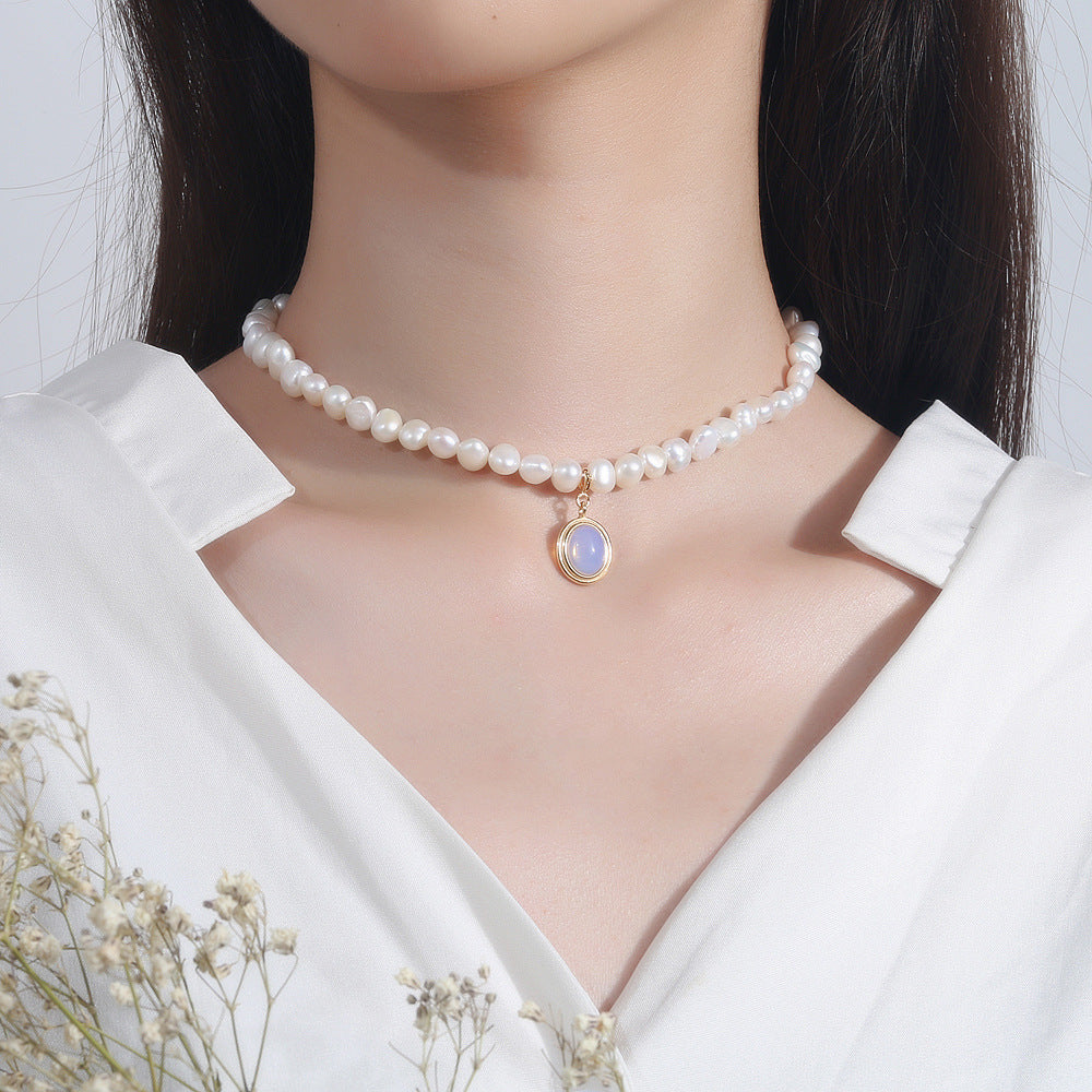 Elegant Round Medal & Irregular Pearl Necklace