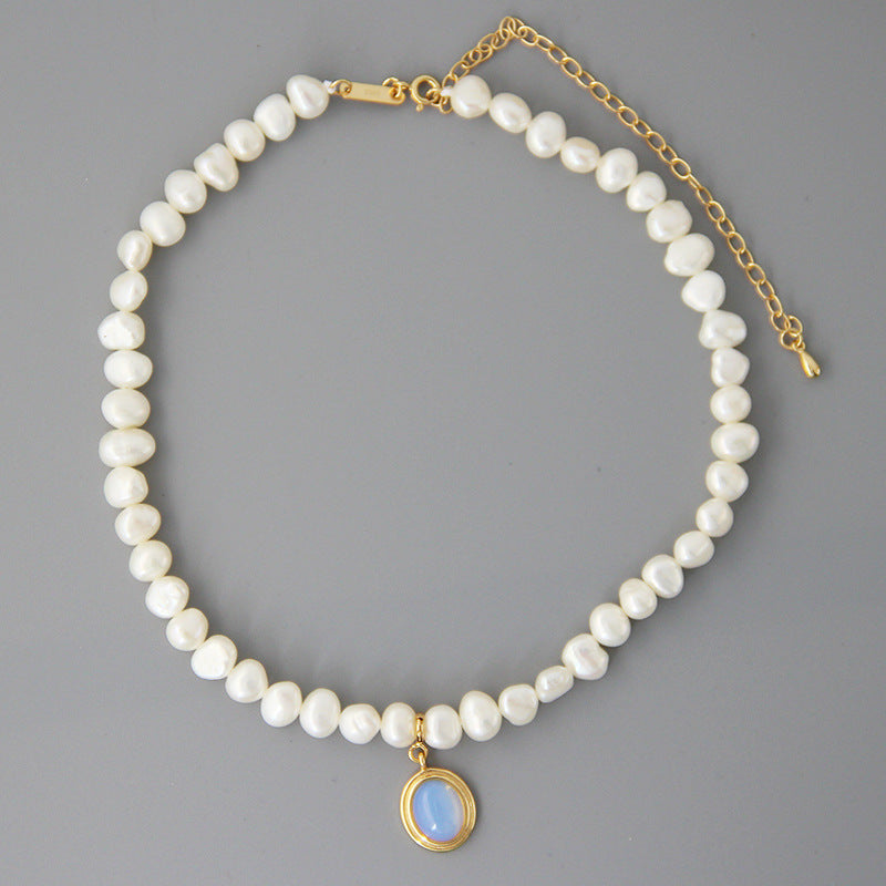 Elegant Round Medal & Irregular Pearl Necklace