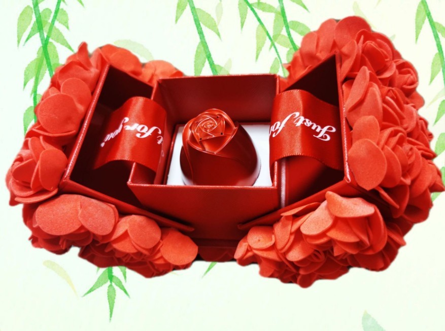 Romantic Rose & Crystal Necklace Gift Set