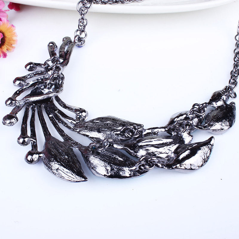 European And American Popular Drop Oil Curved Leaf Pendant