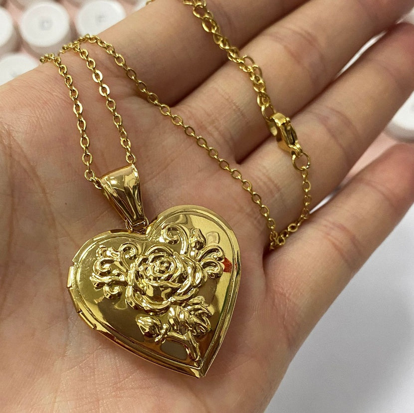 Heart pendant necklace