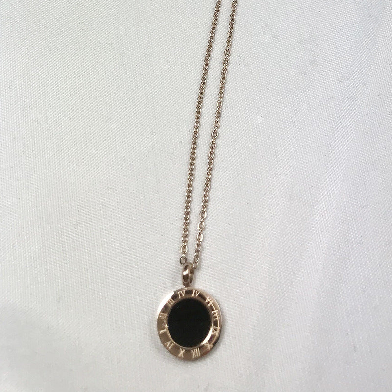 Striking Roman Pattern Black Shell Pendant