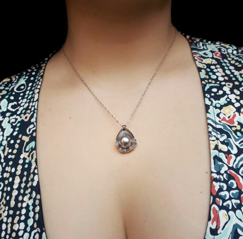 Freshwater pearl pendant