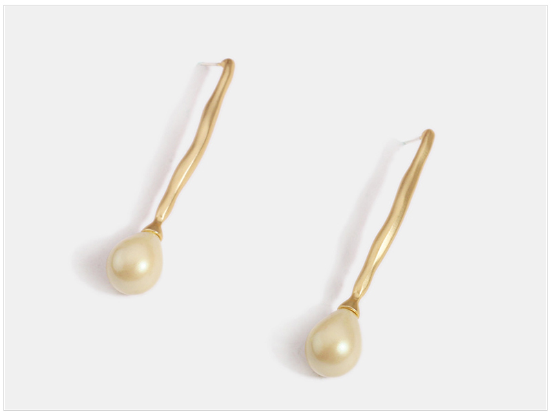 Simple pearl earrings