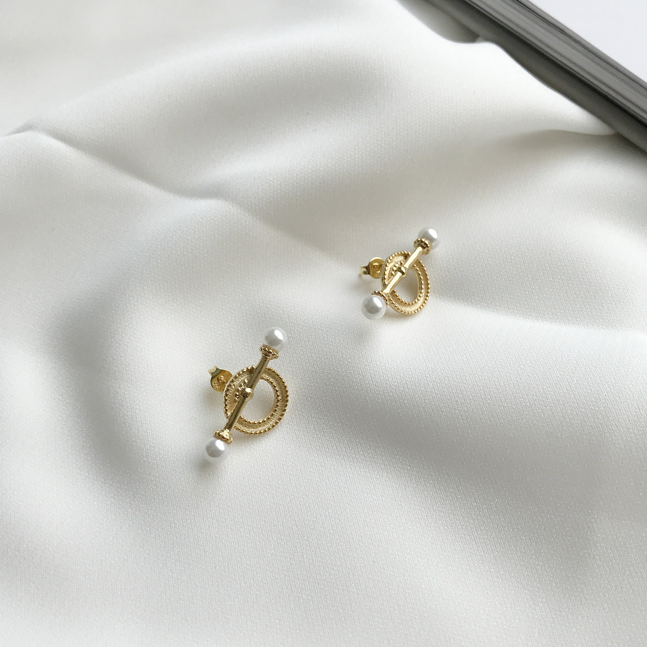 Pearl earrings with silver design