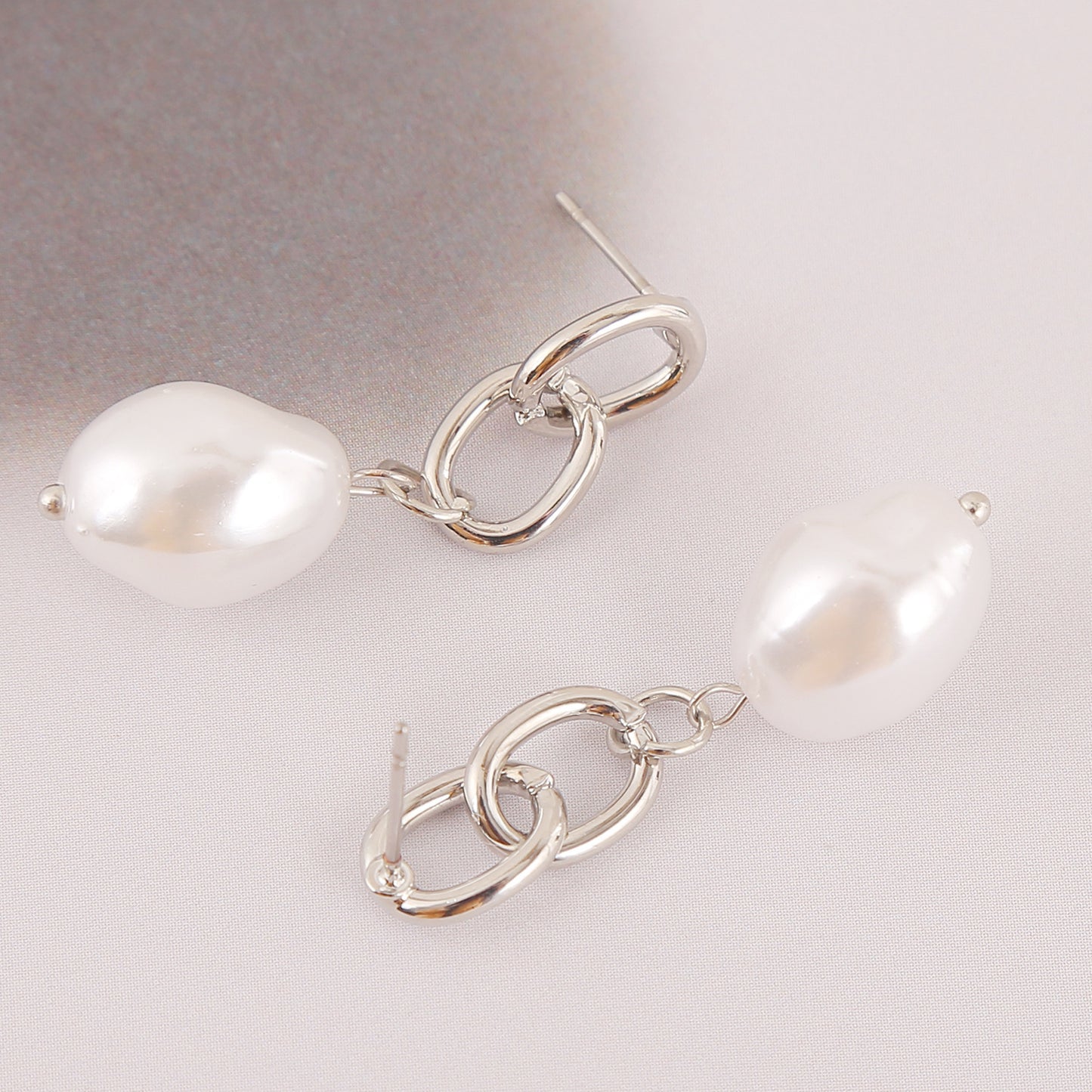 Ladies New Exquisite Pearl Earrings