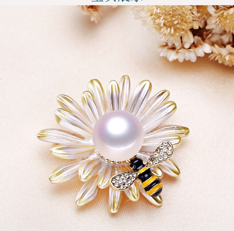 Real Pearl Corsage Fashion Wild Flower Bee Brooch Exquisite Dress Corset