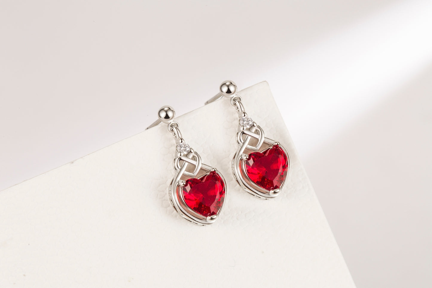 Exquisite Heart-Shaped Ruby Jewelry Suit