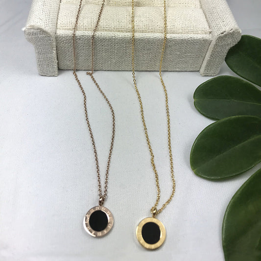 Striking Roman Pattern Black Shell Pendant