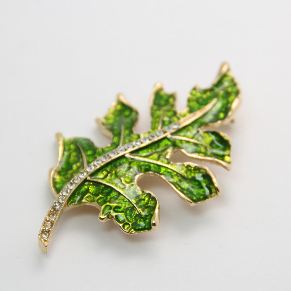 Transparent oily maple leaf brooch