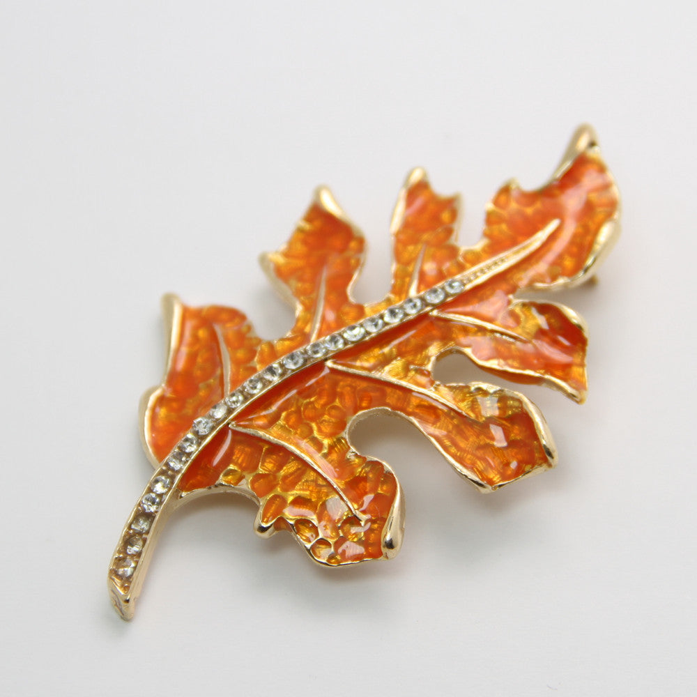 Transparent oily maple leaf brooch