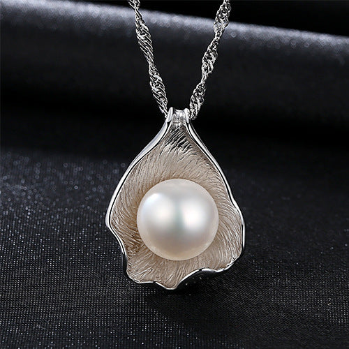 Freshwater pearl pendant