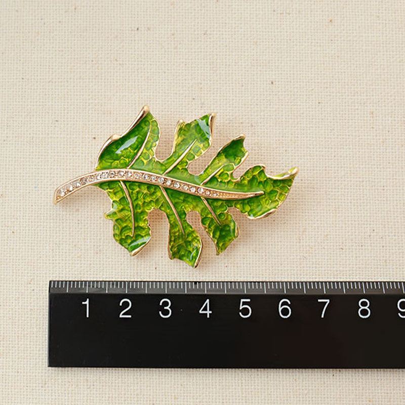 Transparent oily maple leaf brooch