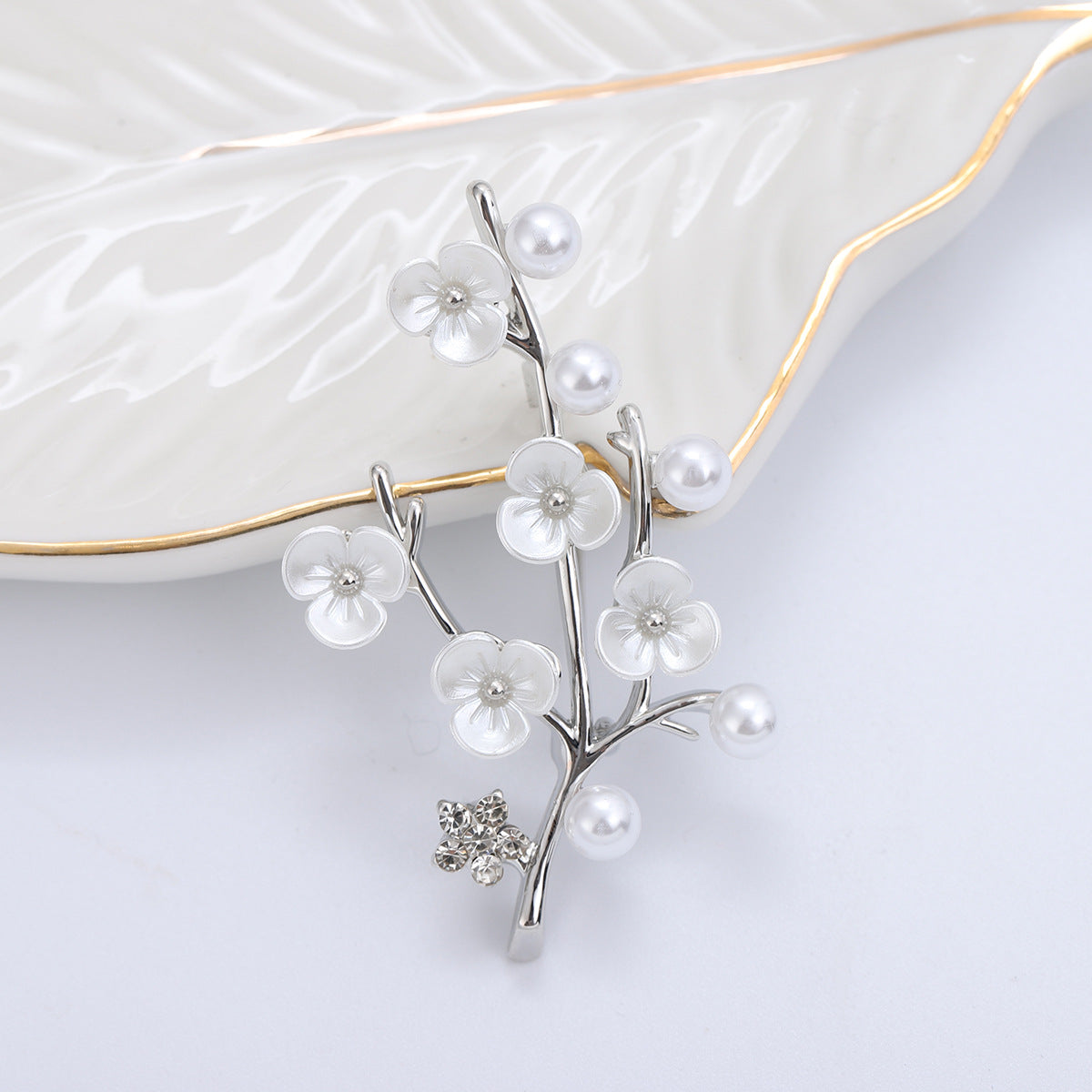 Fashion New Retro Fritillary Freshwater Pearl Plum Brooch Fashion Elegant High-end Accessories