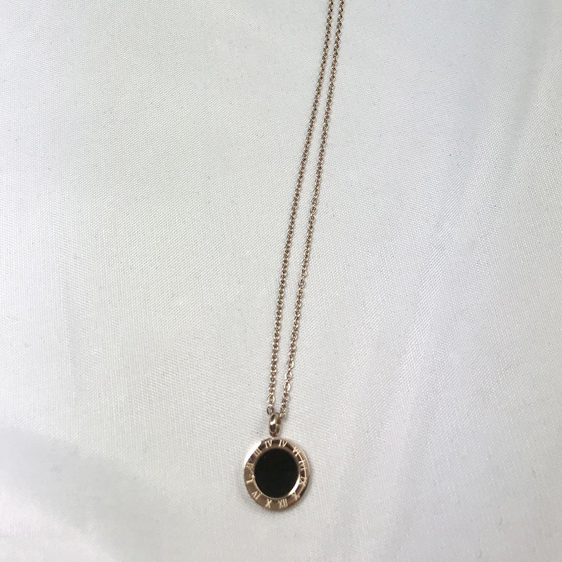 Striking Roman Pattern Black Shell Pendant