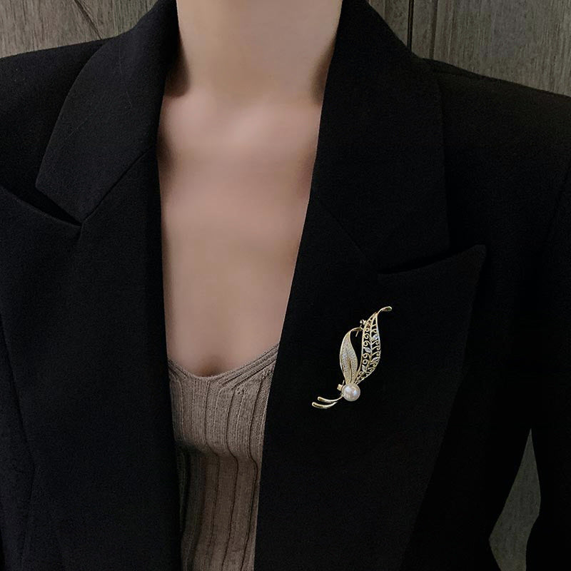 Leaf Anti-glare Buckle Brooch Female Pearl Fixed Clothes