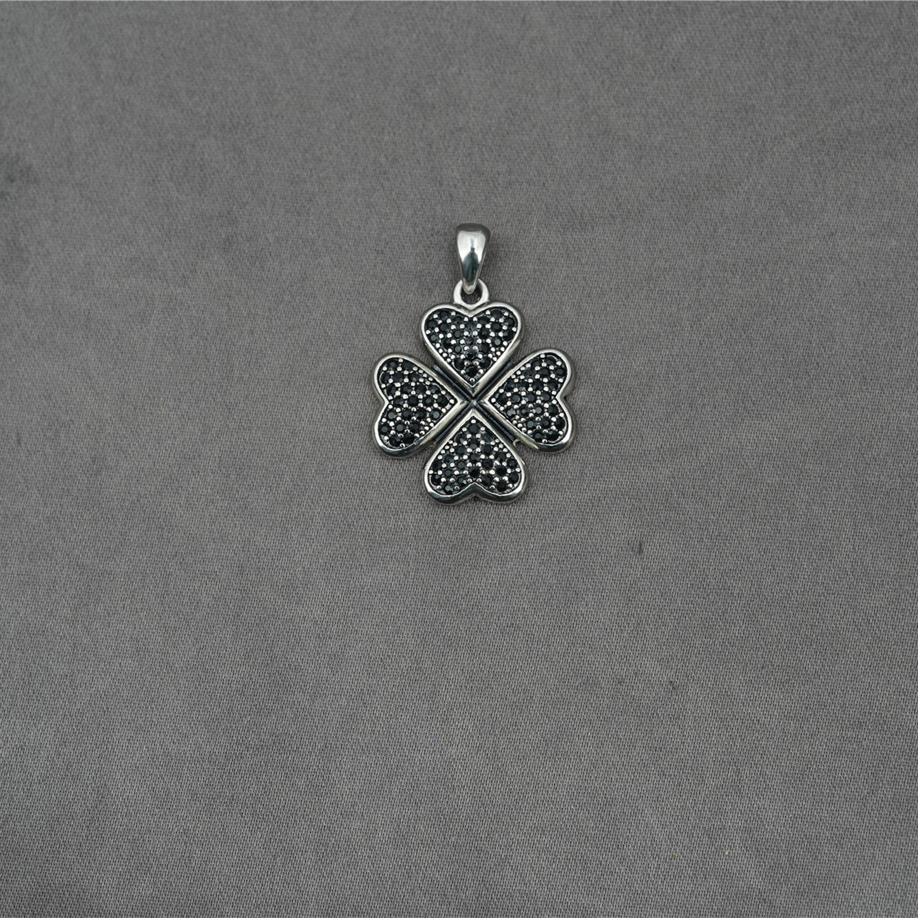 Flower Running Micro Rhinestone Four-leaf Clover Titanium Steel Pendant