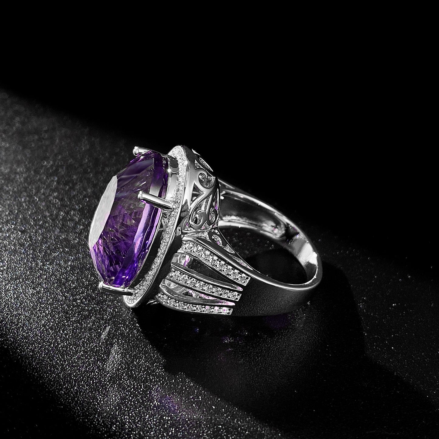 Light And Extravagant Wind Jewelry Large Denier Shaped Natural Amethyst Ring S925 Silver Set Crystal