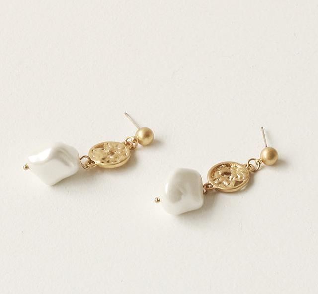 Fashion Creative Personality Earrings Shaped Imitation Pearl